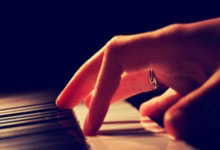 完美体育官网：法国队拍摄本期全家福，德尚和姆巴佩位居C位.